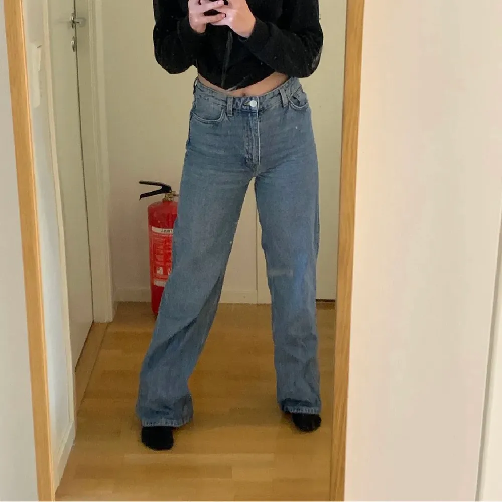 Säljer dom här jättefina jeansen i modellen Yoko från Monki. Säljs pågrund av ej kommit till användning och håller på och bli för små. Köpare står för frakt!! 🥰. Jeans & Byxor.