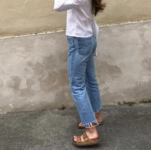 ljusblå levis jeans - Säljer dessa ljusblå levis jeans som är fina nu till våren och sommaren🌸🌼🌻 Är lite osäker på vad de är för storlek nu då jag har klippt råkant på dem själv, men de passar mig som är 160 och vanligtvis har 34/36 i byxor. De slutar ungefär vid ankeln på mig. Köparen står för frakt💖💖