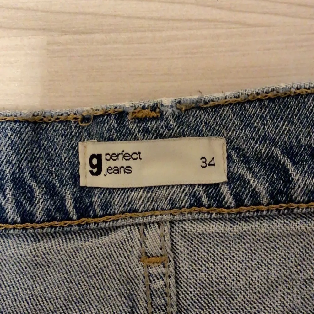 Ett par blåa jeans från gina tricot som inte kommer till användning då de är för små. Ränder med leopardmönster på båda sidorna. Rak modell. Jeans & Byxor.