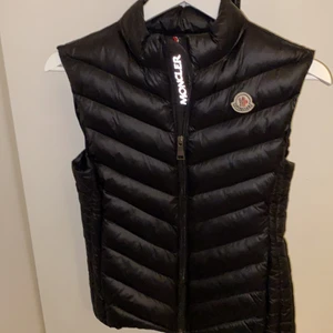 Moncler väst - Jag säljer denna moncler väst (inte äkta!). Den är i bra skickt. Och ser äkta ut! Storlek Xs-S