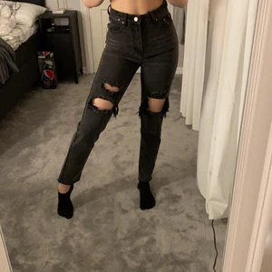 Svarta jeans med hål - Helt nya svarta oanvända jeans i storlek xs/s med slitningar!! Jättesnygga verkligen men säljer pga att dom är lite stora i midjan...  (pris kan diskuteras)