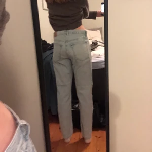 Weekdayjeans  - Jeans från weekday i modellen Barrel. Jag är 174 som längdreferrens. Svarar snabbt. Köpare står för frakt