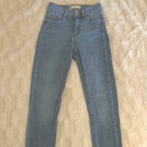 Ljusblå jeans från Gina Tricot i storlek XS, modellen är Molly. Knappt använda då de är för små så de är i nyskick! Nypris var 300kr och köparen står för frakt☺️