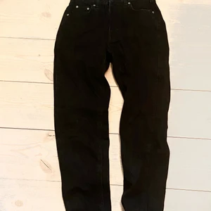 Svarta mom jeans - svarta mom jeans från pull and bear. Passar mer till folk med breda höfter