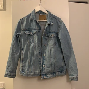 Jeansjacka - Grymt snygg jeansjacka från Lager 157, använd ett fåtal gånger