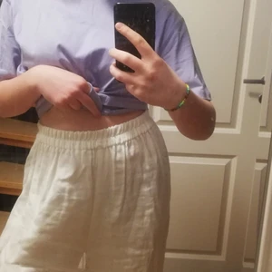 Linnebyxor  - Superduperfina linnebyxor! Bra skick, vida i benen och väldigt högmidjade. Inte alls see through!!🤘🏻Går hela vägen ner på mig, är 168 cm! Kontakta vid frågor. Budgivning startar från 80kr+frakt (bud 100+frakt) 