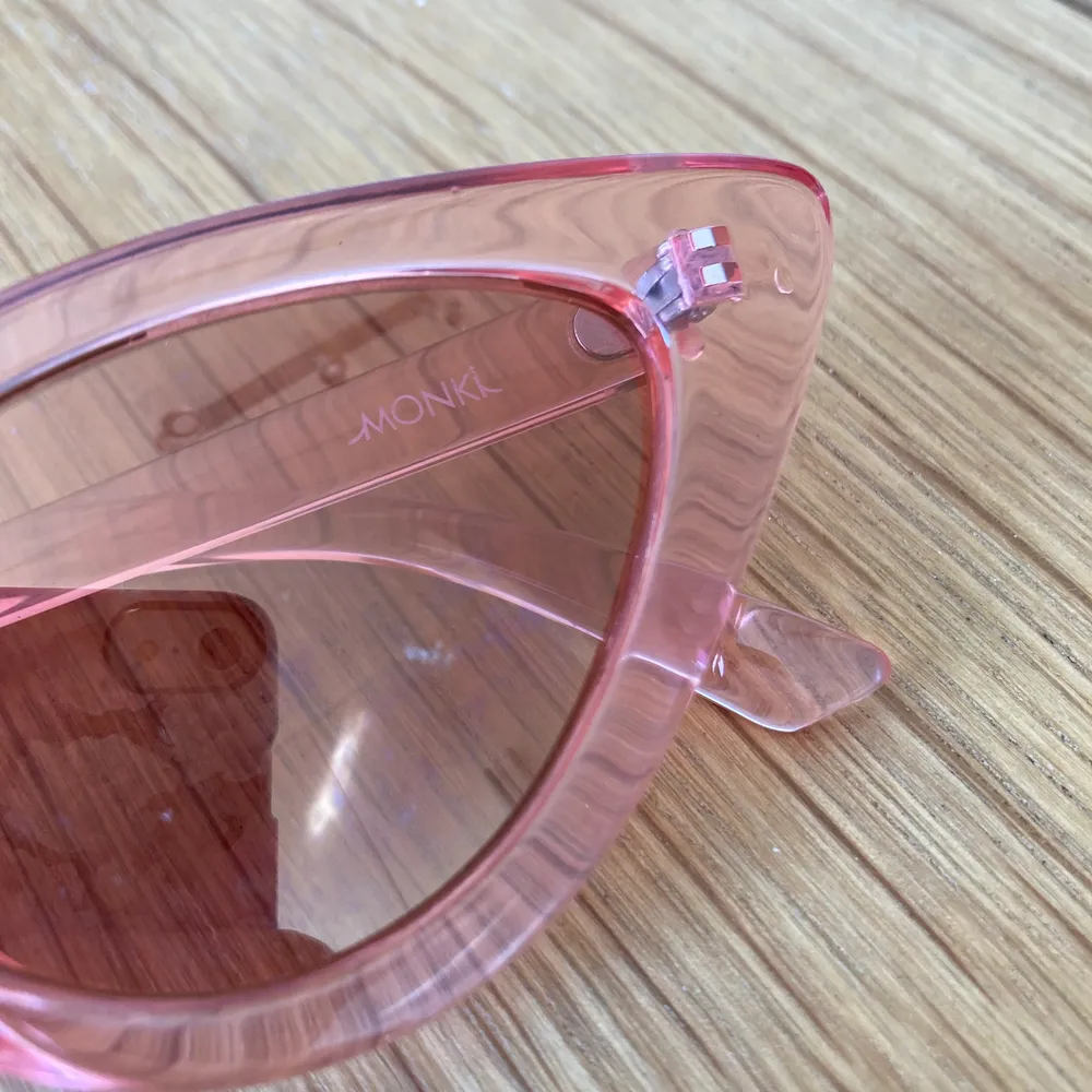 Säljer mina rosa retro solglasögon. Superfina men kommer inte till användning av mig. Det finns några repor på ”glaset”, syns på andra bilden :) . Accessoarer.