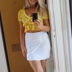 Free People Sun drop gul topp 💛 strl S, prislapp kvar - Superfin sommar topp från Free People 💛 strl S, prislapp kvar. Broderade blomdetaljer med pärlor. Nyskick, se bild. Betalning via Swish.