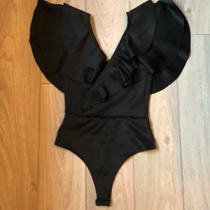 Body - Svart volangbody från Gina tricot i storlek S. Knappt använd.