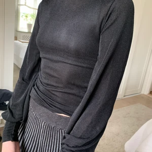 Glittrig svart meshtröja med ballongärm - Glittrig svart tröja i mesh med ballongärmar o hög hals från Gina Tricot i stl XS🌞 använd ett fåtal gånger - tyvärr lite liten på mig😌