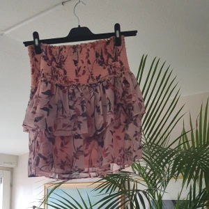 Vologo kjol - En blommiga vologoto kjol. I mycket bra skick och passar xs_ m .eftersom den stretcher och bra till summer. Säljer den eftersom jag köpte .användade 2 dager.Finns fler bilder.  Bud I kommenterna och 2nd bild är exakt bild