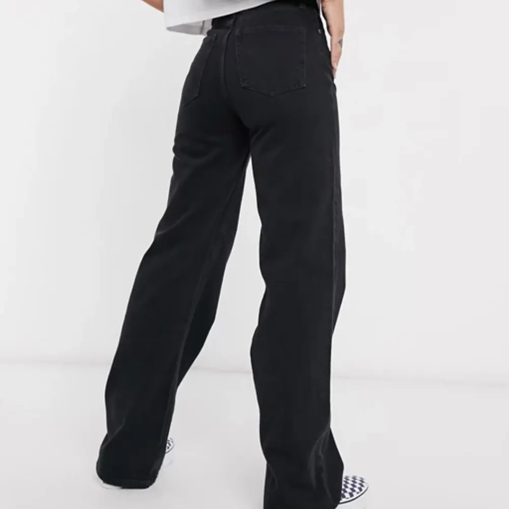 Svarta yoko monki jeans i storlek 25. Fint skick. Är öppen för byten mot 24 or. . Jeans & Byxor.