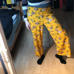 Vida gul-blommiga byxor - Underbara en varm sommardag, härlig gul färg, knappt använda