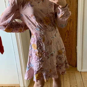 klänning  - rosa klänning från nelly.com, endast använd en gång! storlek xs-s med en öppning på baksidan (kom privat för mer bilder). klänningen är även insydd på baksidan, skicka gärna fler bilder🥰 