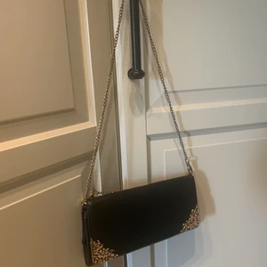 Super fin guldig väska  - Fin väska använt den hyfsat mycket, nypris 300 och säljer den för 160