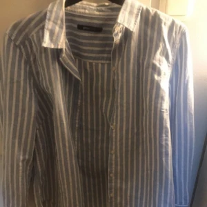 En randig skjorta - Passar både xs, s och m. Hör av dig för bättre bilder