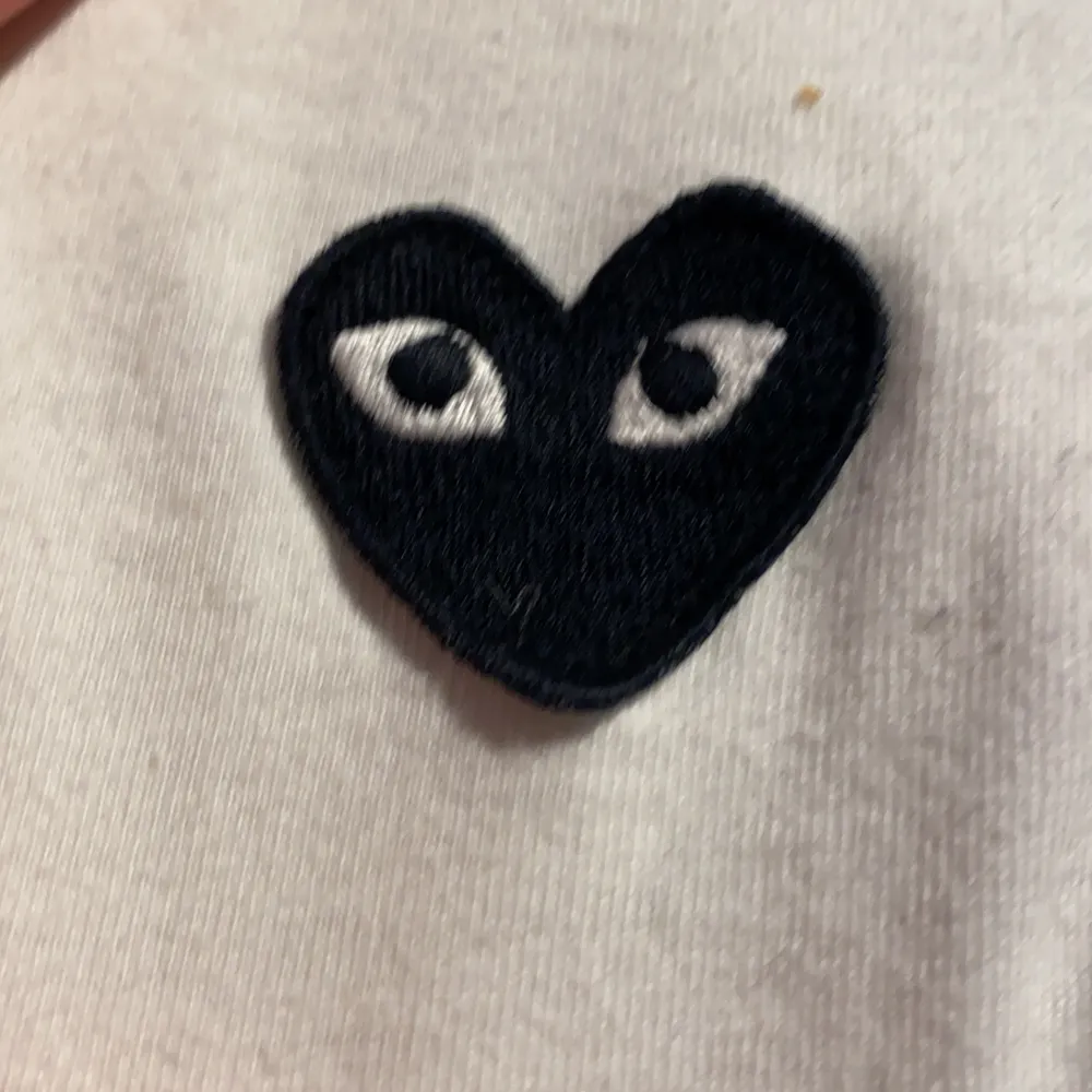 Långärmad CDG Play tröja med svart hjärta på bröstet. 8,5/10 skick, använd men utan synliga fel. Storlek L på tagsen men sitter snarare som en S eller liten M. Buda gärna!. T-shirts.