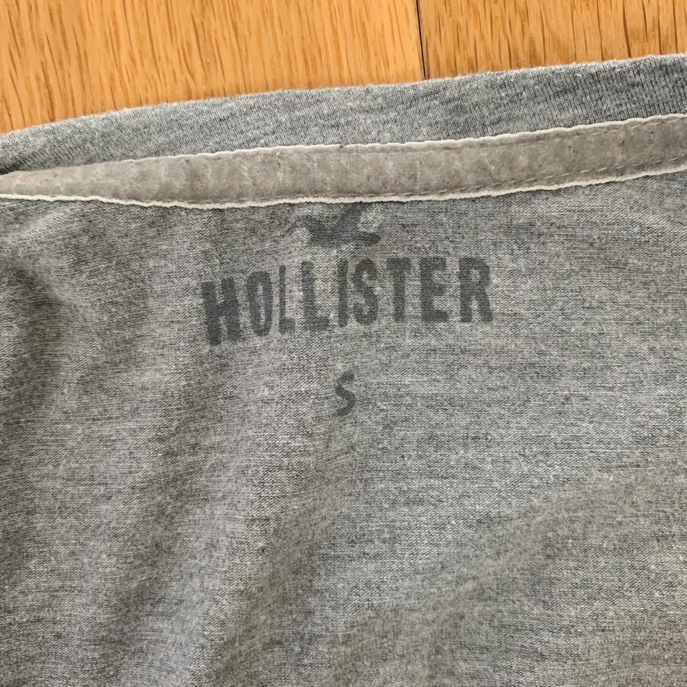 Grå hollister t-shirt, bra skick. 120 kr inkl frakt. T-shirts.