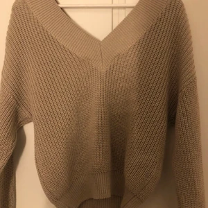 Nakd stickad tröja  - Har använt 1 gång nyskick. Den är från nakd och kostade ungefär 300kr. Den är väldigt strechig.😀