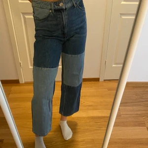 Blåa jeans - Super coola jeans från Monki. Använda endast ett fåtal gånger. Nypris: ca 400kr. Frakt ingår i priset :)