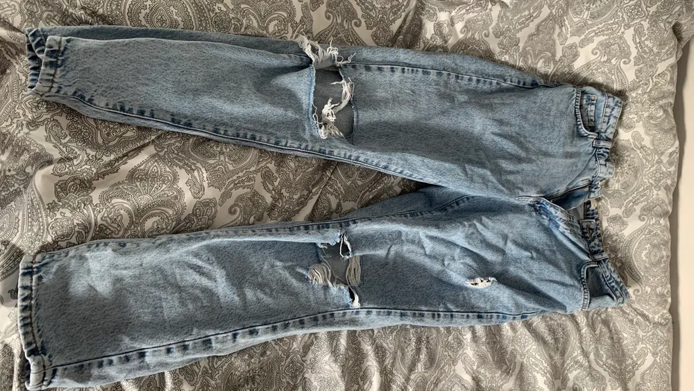 Ett par fina blå ”slitna” jeans från ginatricot som jag använt 3/4 gånger men dom är inte alls slitna. Dom är i storlek 40 men var lite tighta på mig som bär M.. Jeans & Byxor.