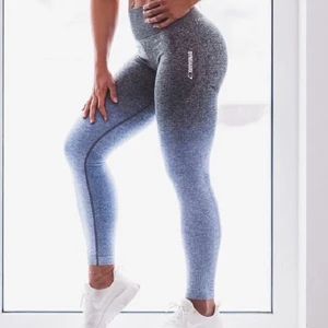 Ombre Gymshark tights! - Tights från Gymsharks första kollektion i storlek M! I nyckick, inga defekter över huvudtaget. Skriv för fler bilder eller vid frågor❤️ köpare står för frakt, matchande tröja säljs också på min profil! 