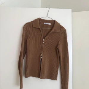 kasa studios zipper tröja som t.ex matilda djerf har - kasa studios tröja, använd max 3ggr. helt som ny. storlek xs. 