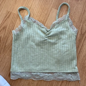 Grönt linne - Grönt linne/crop Top från new yorker. Storlek xxs men passar även xs. 