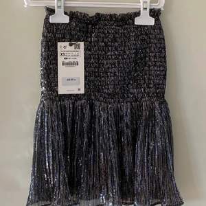 Säljer denna populära zara kjol då den var för stor för mig, skriv privat för frågor eller fler bilder💕