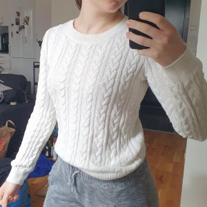 Kabelstickad tröja  - En vit kabelstickad tröja, välanvänd men i fint skick 🤎 Skön och mysig, perfekt för våren! 