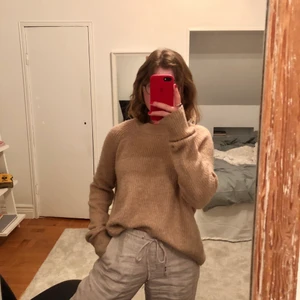 Tröja från H&M - Stickad tröja i en lite mörkbeige färg! Skön, varm och faller fint! Den är märkt som en M men passar XS-M. Jag är vanligtvis S-M som referens