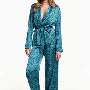 H&m blå pyjamasbyxor  - H&m pajama pants with beautiful pattern. Satin silky material. Size S New, unworn  Pick up available in Kungsholmen  Please check out my other items! :) 