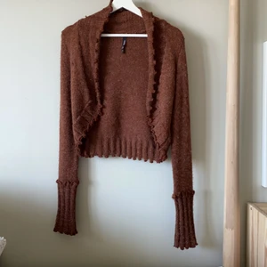 Stickad kofta - Snygg stickad och croppad kofta! Som ny 😁 För liten för mig så måste sälja :(