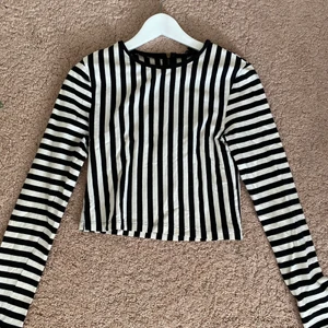 BikBok Randig Långärmad Tröja - Denna tröja har ett väldigt fint randigt mönster över hela tröjan. Den har en dragkedja på baksidan utav tröjan och det gör det enklare att ta på sig den. Det är en långärmad magtröja som är använd 1 gång och är från butiken BikBok💜 Storlek: M (sitter som S). Köpte den på BikBok för 200kr.