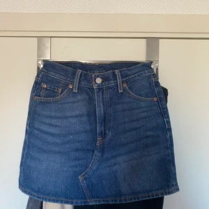 Jeanskjol Levi’s - Superfin jeanskjol från Levi’s i storlek 26 som tyvärr har blivit för liten för mig. Den är i extremt fint skick, och knappt använd.💕 Nypris 550kr, och kan diskutera fraktalternativ. 