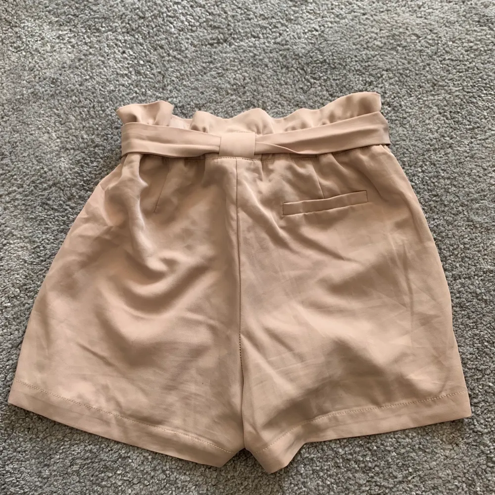 Så snygga beiga shorts från DM retro. Köpte för något år sedan men endast använda en gång, kvaliten är som ny. Så fina deltaljer och perfekta till sommaren❤️ frakt står köparen för 🚚. Shorts.