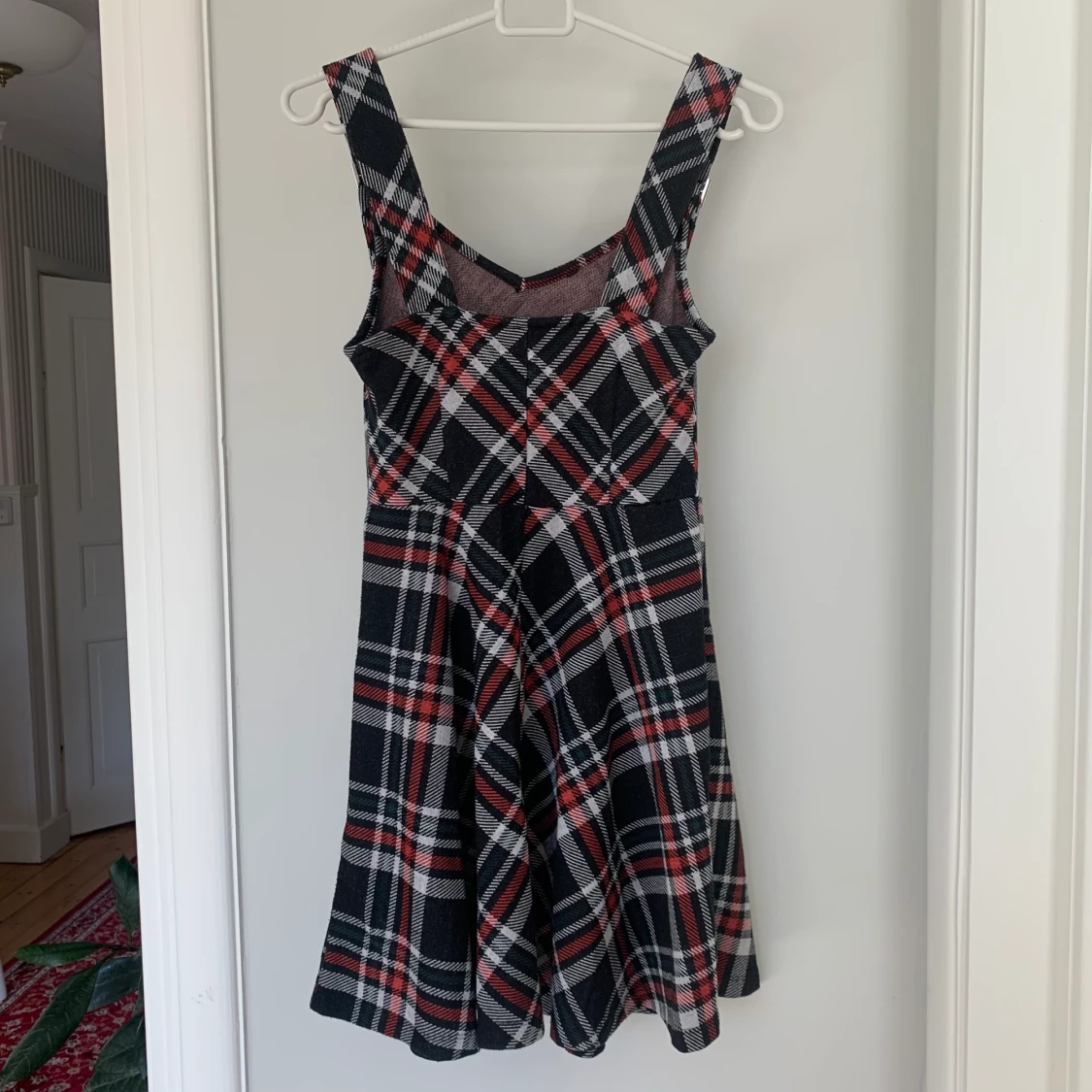 Rutig klänning med spännen  - 90