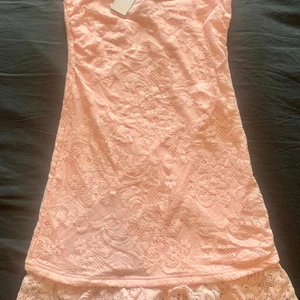 Aldrig änvänt. Super söt sommar klänning.  - Storlek S . Aldrig använt . Eller provat ens ( såg att de bar för liten när jag fick den hem skickade till mej ) haha. Som ni ser på läppen nypris 299kr . Snabb köp - 150kr.    ** vill du har spårpäket så skriv till mej för frakt blir då 125kr. 