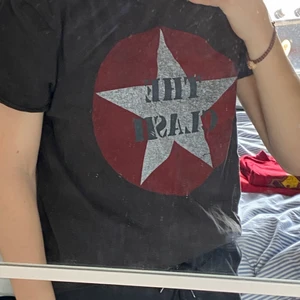 Vintage ”The Clash” retro reprint - The Clash band tisha från 1990-talet. Ifall ni vet vilka de är så har ni min respekt ahhah. Riktigt fin tröja för er som vill samla eller bara för er som har ett öga för vintage. Cond på tröjan är 7/10, ärmarna lite slappa men annars riktigt fin