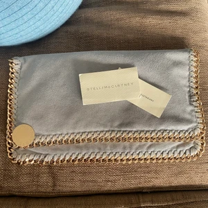 Stella McCartney väska - Säljer denna super snygga Stella McCartney kuvär väskan!! Super elegant och perfekt att ha till fina middagar!! Skicket är som nytt!! Finns inte en endaste  slitning på den:) äktenhetsbevis medföljer!! Kund står för frakt (66kr)💕