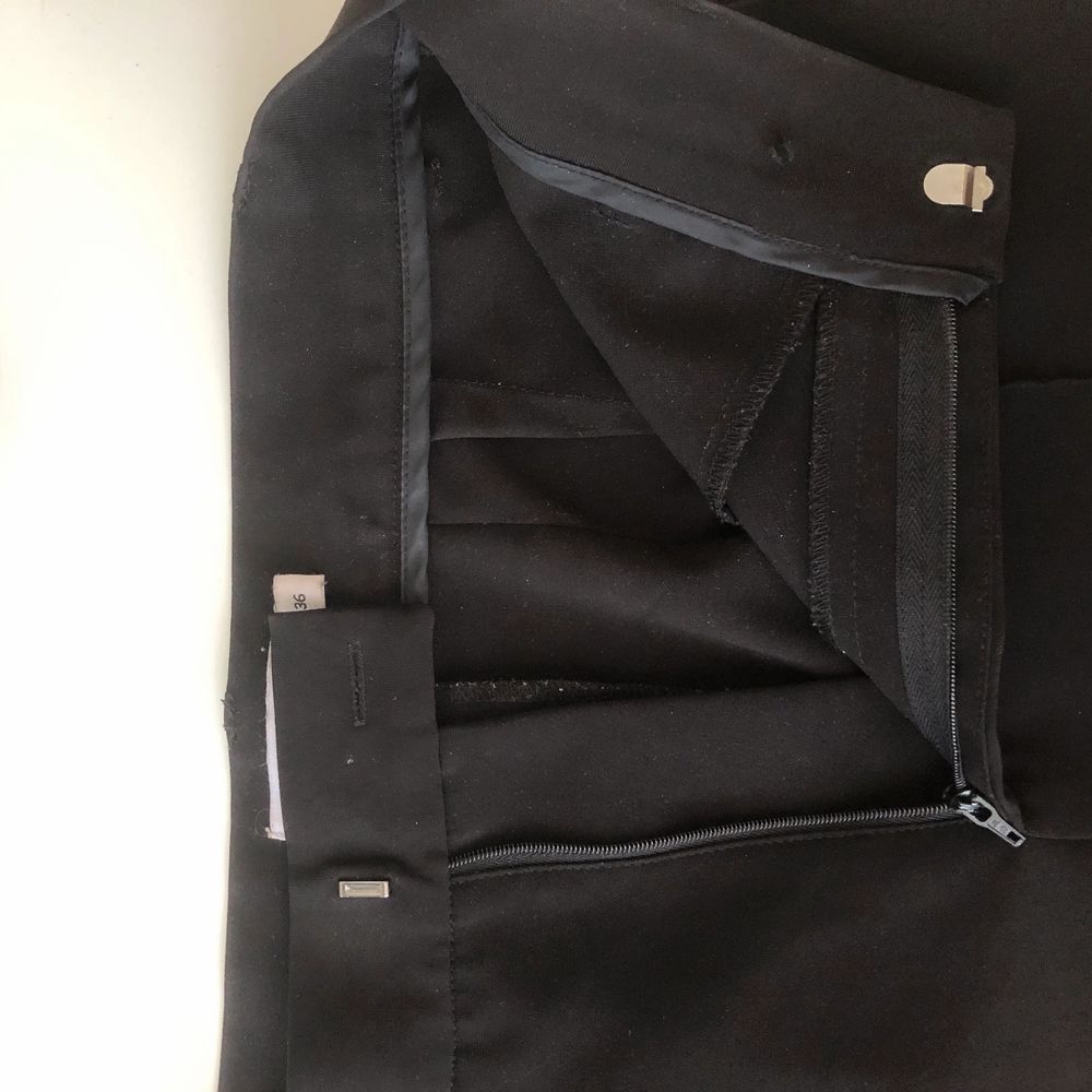 Jättetrevliga kostymbyxor med slits från Na-kd (köpta begangat här på plick). Djupa rimliga fickor på sidorna. Något noppriga inuti men inget som känns och en knapp saknas men dom kan ändå stängas med ett spänne. Skick 7/10. Långa på mig som är 164, rekomenderar till någon som är 167-170 💖 fraktinfo nedan!!. Jeans & Byxor.