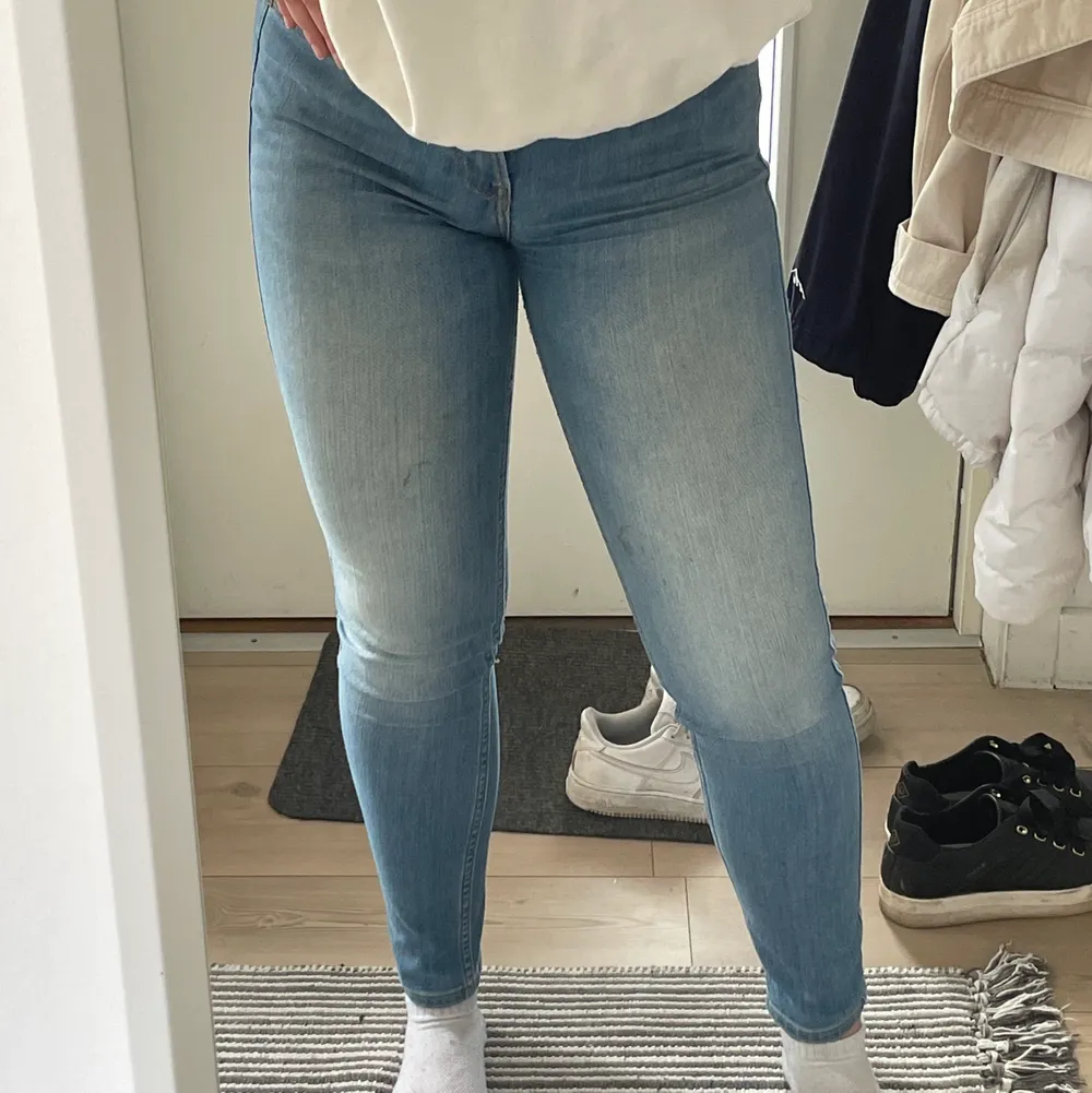 Snygga ljusblå skinny jeans från Lee 💕💖 två av hankarna på sidan där skärpet sitter är trasiga, men de kan enkelt sys på igen.. Jeans & Byxor.