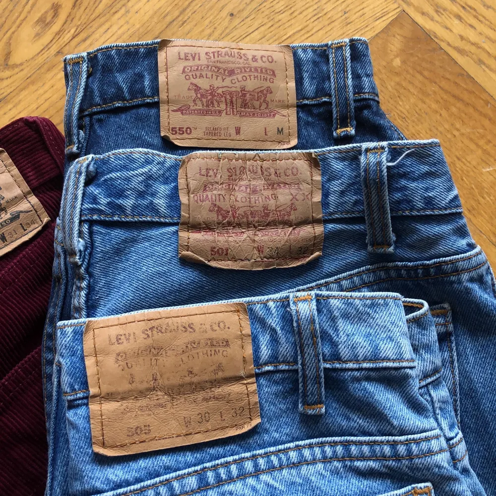 Stor garderobrensning och några av mina levis letar nytt hem. Det är jeans i lite olika storlekar men allt mellan 36-40 eller S-M. Modeller som 501, 505, 521, 550. Hör av er vid intresse så skickar jag mer bilder😊🙌🏼. Jeans & Byxor.