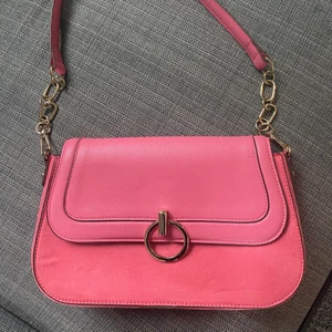 Väska  - Säljer denna superfina väska från h&m. Sparsamt använd🥰 köparen står för frakten. Om fler är intresserade blir de budgivning i kommentarerna!!