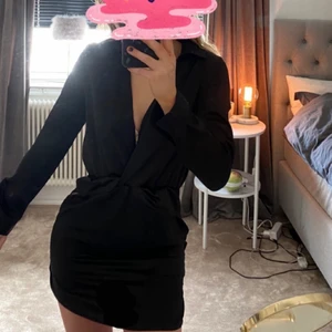 Satin klänning - En långärmad satinklänning från prettylittlething🤩jättefin och väldigt urringad🤩🤩 säljer pga att den börjar bli för kort för mig som är 165! 