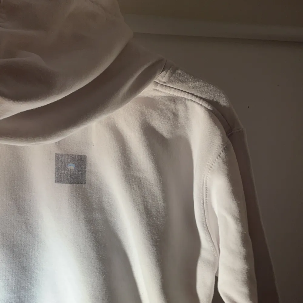 ”KELLAR” vit hoodie från thecoolephant i 10/10 skick. Nypris 650kr. Passar även XS. Hoodies.