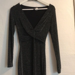 Glittrig klänning  - Superfin, oanvänd tajt klänning! 🥰