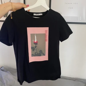T-shirt med tryck - T-shirt med ett snyggt tryck, köpt ifrån nakd för länge sen men har aldrig riktigt kommit till mycket användning därför säljer jag den vidare💖passar xs-m 