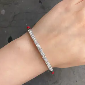 Röd armband med diamanter⭕️.  Stängs med magnet. Kommer med röd presentpåse!