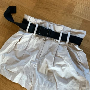 Shorts från Tally Weijl strl 38 men mer som 34/36 - Beiga shorts med svart bucklebälte som är avtagbart! I princip oanvända och i nyskick. Skriv privat för bilder på.
